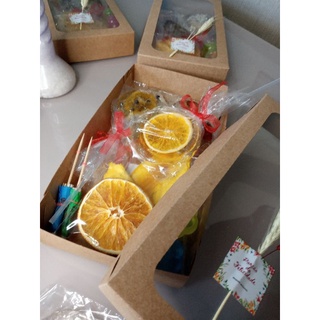 kit frutas desidratadas e pirulitos com especiarias para drink.