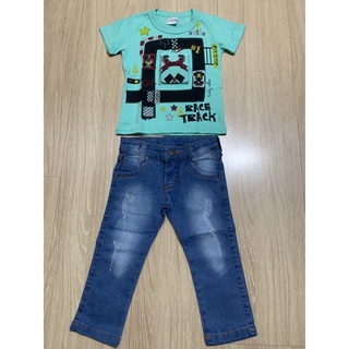 Conjunto Infantil Masculino (APENAS DUAS UNIDADES RESTANDO) - Calça Jeans e Camiseta Branca / Verde com Estampa de Corrida de Carros de Fórmula 1 e Detalhe no Meio (4)