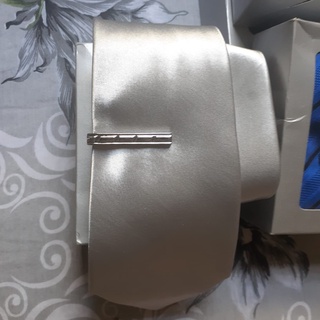 Gravata slim Prata metalizadas ótima qualidade + prendedor de gravata de brinde na caixinha pronta para presente