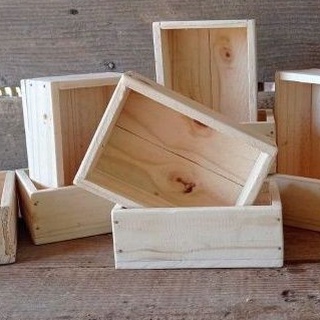 Caixa pequena de madeira pinus