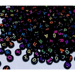 Miçanga de Letra Redonda Preta Letras Coloridas Kit com 100 Unidades