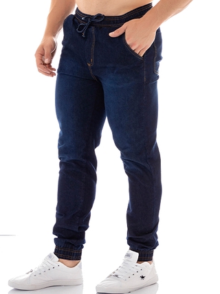 calça jeans masculina jogger azul escura Lisa detalhe manchada na coxa