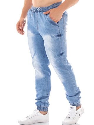 calça jeans masculina jogger azul clara detalhe manchada nas coxas