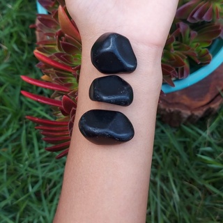 Obsidiana negra -pedra natural rolada- proteção e evolução