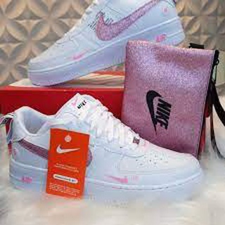 Tênis Nike Air Force LV8 Branco / Glitter Rosa Feminino Brilho