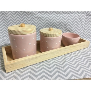 kit higiene em porcelana com tampa e bandeja em madeira para o quartinho do bebe 4 peças Rosa de poa branco