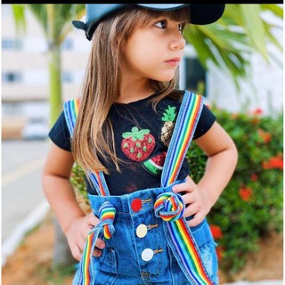 Salopete Jeans Infantil com alça colorida botões coloridos e detalhes rasgado no bolso da frente e atrás