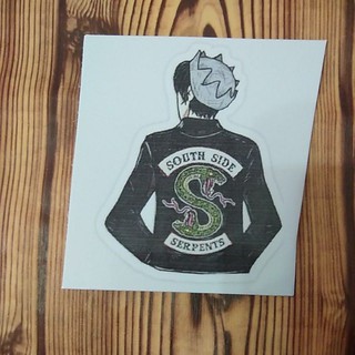 Adesivo/Sticker da série de Riverdale, personagem Jughead Jones usando jaqueta serpente.