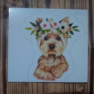 Adesivo/Sticker de um cachorro fofo, com coroa de flores.