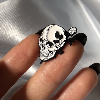 Pin Caveira com rosa | Broche flower rose skull black and white preto e branco gótico gothic pins