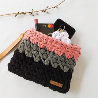 Bolsa de mão clutch de crochê em fio de malha
