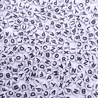 Miçanga Passante Coração Alfabeto Plástico Branco Letra Preta 7mm 100pçs 15g
