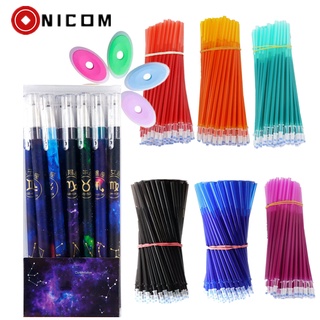 Um conjunto de canetas coloridas apagáveis ​​e recargas