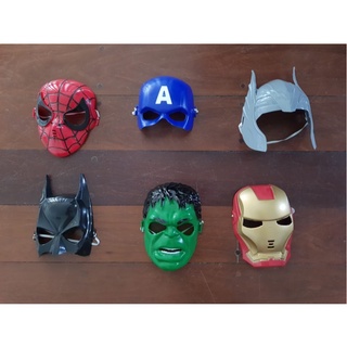Máscara de plástico com elástico personagens desenhos variados