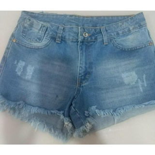 Shorts jeans feminino barra desfiada e puídos detalhe bolso