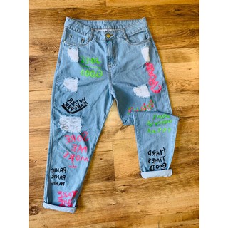 Calça jeans mom com escritas em neon jeans moda gringa moda blogueira (2)