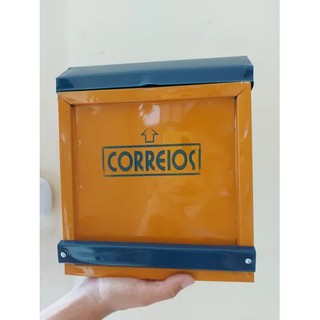 Caixa de correio amarela com tampa azul /capacete para grades ou portões. (1)
