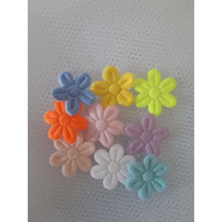flor de tecido com várias cores sortidas, ideal para fazer laços enfeites, embalagem vem 50unid sortidas.
