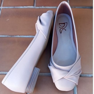Sapato fechado Donna Clau tipo sapatilha com salto de 2 cm e palmilha bico quadrado. (2)