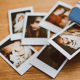 Foto polaroid para decorar a sua casa com recordações de momentos lindos (leia o anúncio)