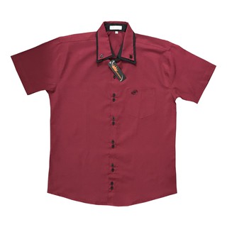 Camisa social adulto masculina manga curta com botões duplos e detalhe no colarinho.