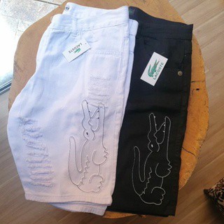 Bermuda Jeans Masculina Lacoste Lisa e Rasgada com Estampa