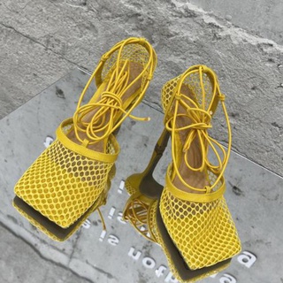 Sandálias sexy de malha amarela com salto alto com cordões e sapatos elegantes ocos