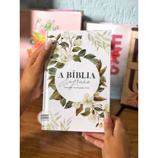 Biblia Feminina | Floral Magnólia Branca | Letra Média | Capa Dura