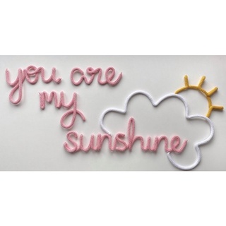 Frase decorativa - You are my sunshine com nuvem e sol em Tricotin