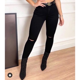 Calça jeans preta com elastano rasgada no joelho (2)