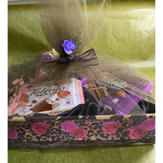 mini cesta presente com chocolates em embalagem ecológica .