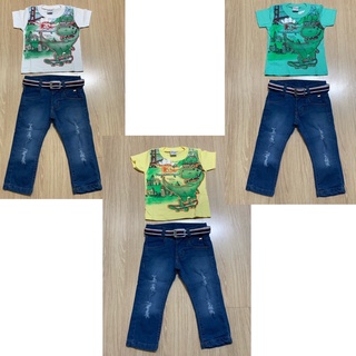 Conjunto Infantil Masculino - Calça Jeans (Acompanha o Cinto) e Camiseta Branca/Verde/Amarela com Estampa de Dinossauro e Detalhe nos Espinhos