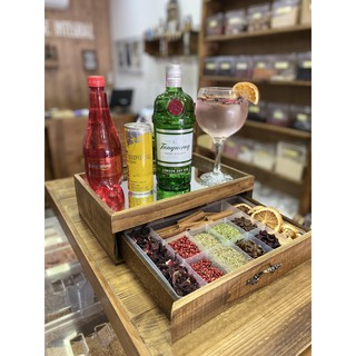 Caixa De Gin Espelhada Com Especiarias Em Madeira Rustica
