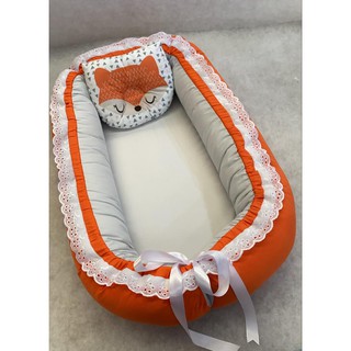 Ninho Redutor De Berço Para Bebê Com Travesseiro Anatômico de Brinde - Raposa menino com detalhes em laranja e cinza delicado encantador e super confortável.