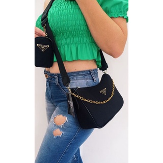 bolsa Prada feminina luxo com alça de corrente e bolsinho porta moedas .