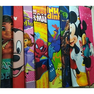 Toalha de banho com personagens dos desenhos Disney.
