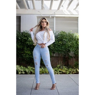 Calça jeans feminina skinny com destroyed