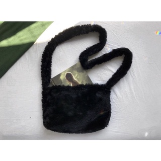 bolsa de pelinho/pelúcia fuzzy bag tiracolo pequena preta y2k