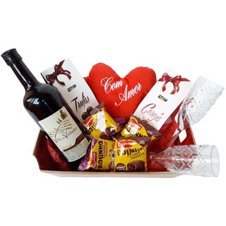 Cesta de chocolate com vinho e coração de pelúcia ideal para presentear
