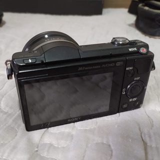 Câmera Sony Alpha A5000 Mirrorless com Lente, Cartão SD 16GB, Acessórios e Case