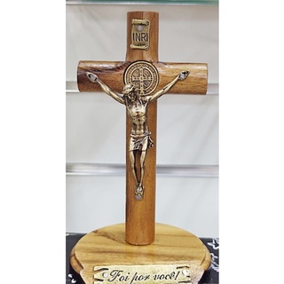 Crucifixo Em Madeira Com Base Para Mesa ou Parede medalha de São Bento madeira imbuia.