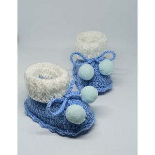 Sapatinho de bebê de lã detalhes em pompom azul