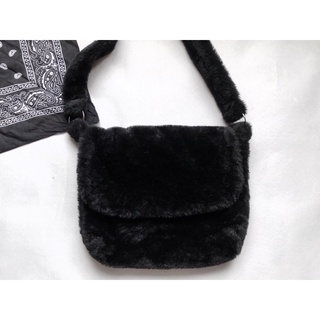 bolsa de pelinho/pelucia fuzzy bag grande tiracolo preta com aba e argolas y2k